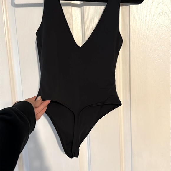 Babaton Contour V-Neck Bodysuit - Picture 3 of 3